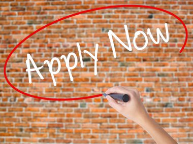 Kadın el yazma uygulamak şimdi görsel ekranda siyah kalemi ile