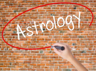 Kadın el yazma Astroloji ile görsel ekranda siyah kalemi