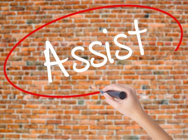 Kadın el yazma yardımcı görsel ekranda siyah kalemi ile.