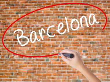 Kadın el yazma Barcelona ile görsel ekranda siyah kalemi