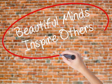 Kadın el yazma güzel kafasında ilham diğerleri ile siyah Ma