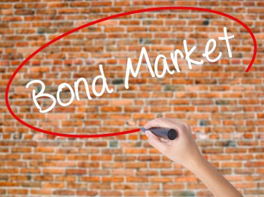 Kadın el yazma Bond piyasası görsel dağ eteğindeki taş yığını üzerinde siyah kalemi ile