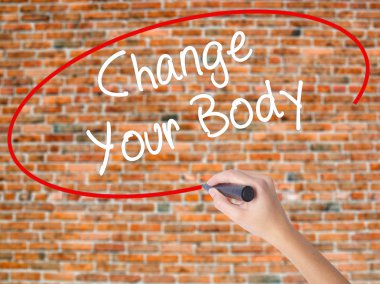 Kadın el yazma değiştir Your Body görsel üzerinde siyah kalemi ile 