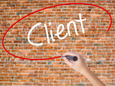 Kadın el yazma istemci görsel ekranda siyah kalemi ile