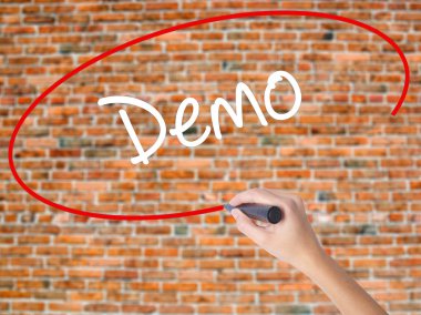 Kadın el yazma Demo görsel ekranda siyah kalemi ile