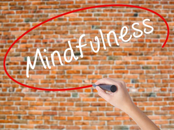 Γυναίκα Mindfulness γραφής χέρι με μαύρο μαρκαδόρο σε οπτική scre — Φωτογραφία Αρχείου