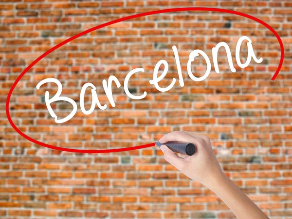 Kadın el yazma Barcelona ile görsel ekranda siyah kalemi — Stok fotoğraf