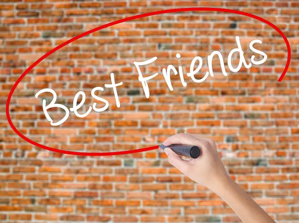 Woman Hand Writing Best Friends with black marker on visual scre — Stock Photo, Image