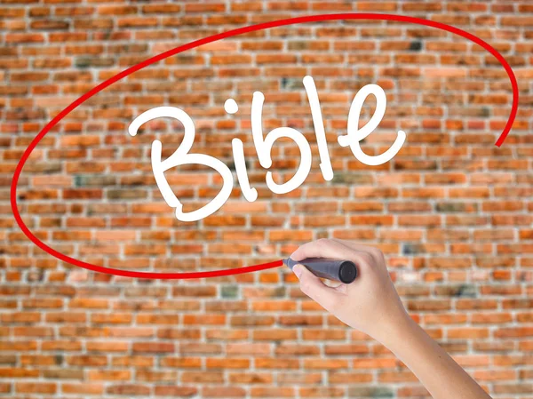 Biblia de escritura manual de mujer con marcador negro en pantalla visual — Foto de Stock