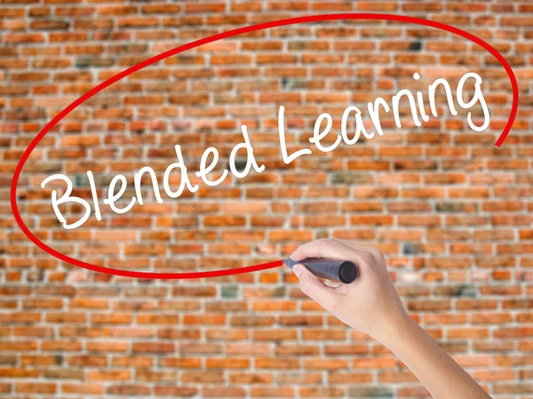 Woman Hand Writing Blended Learning   with black marker on visua — Stock Photo, Image