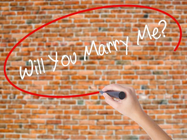 Donna mano scrittura Vuoi sposarmi? con pennarello nero su visua — Foto Stock