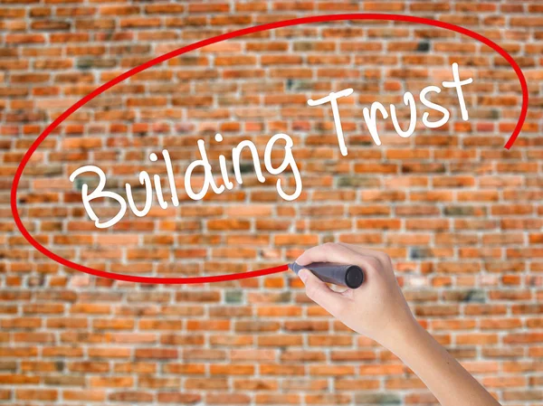 Woman Hand Writing Building Trust con marcador negro en sc visual —  Fotos de Stock