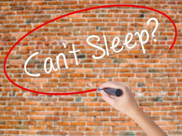 Kobieta w zapasie pismo Cant Sleep? z czarnym markerem na visual piargi — Zdjęcie stockowe