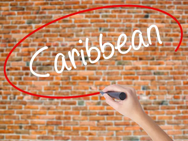 Женщина пишет Карибские острова с черным маркером на экране — стоковое фото