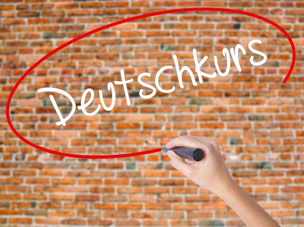 女人的手写作 Deutschkurs （德语课程德语） 与 bl — 图库照片