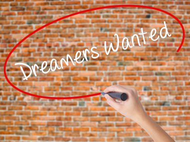 Kadın el yazma Dreamers istedi görsel üzerinde siyah kalemi ile 