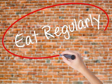 Kadın el yazma yemek düzenli olarak görsel scr üzerinde siyah kalemi ile