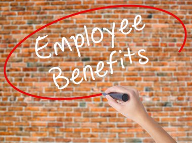 Kadın el yazma çalışan yararları ile görsel üzerinde siyah kalemi