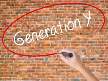Kadın el yazma Generation Y görsel scre üzerinde siyah kalemi ile