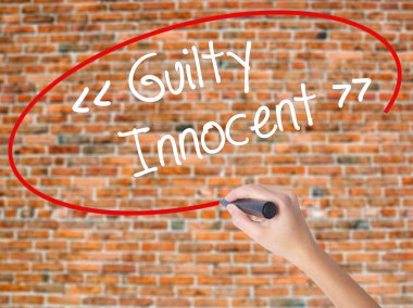 Kadın el yazma suçlu - masum görsel üzerinde siyah kalemi ile