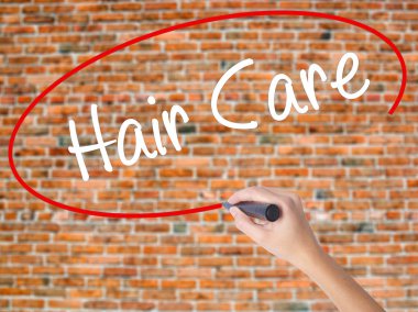 Kadın el yazma saç bakımı ile görsel ekranda siyah kalemi