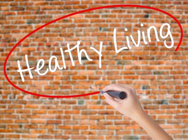 Kadın el yazma sağlıklı yaşam ile görsel s üzerinde siyah kalemi