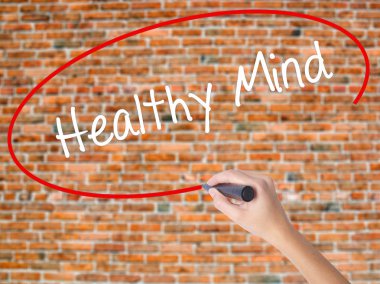 Kadın el yazma sağlıklı zihin görsel scre üzerinde siyah kalemi ile