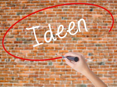 Kadın el yazma kapsamlı bir işaretleyici şeffaf kartı 