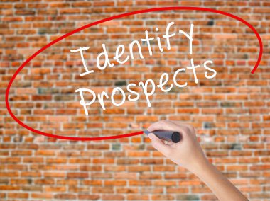 Kadın el yazma kapsamlı bir işaretleyici şeffaf kartı 