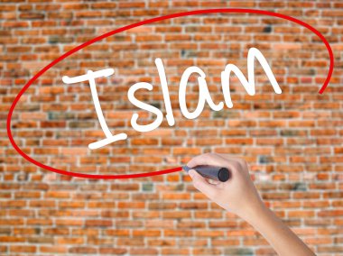 Kadın el yazma kapsamlı bir işaretleyici şeffaf kartı 