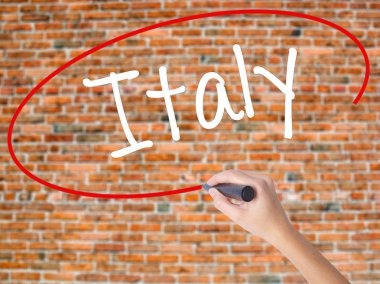 Kadın el yazma kapsamlı bir işaretleyici şeffaf kartı 