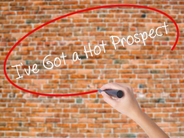 Kadın el yazma kapsamlı bir işaretleyici şeffaf kartı 