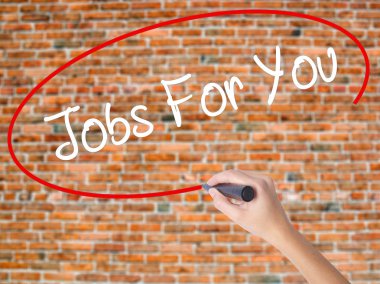 Kadın el yazma kapsamlı bir işaretleyici şeffaf kartı 