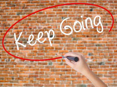 Kadın el yazma kapsamlı bir işaretleyici şeffaf kartı 