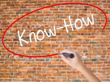 Kadın el yazma kapsamlı bir işaretleyici şeffaf kartı 