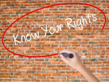 Kadın el yazma kapsamlı bir işaretleyici şeffaf kartı 