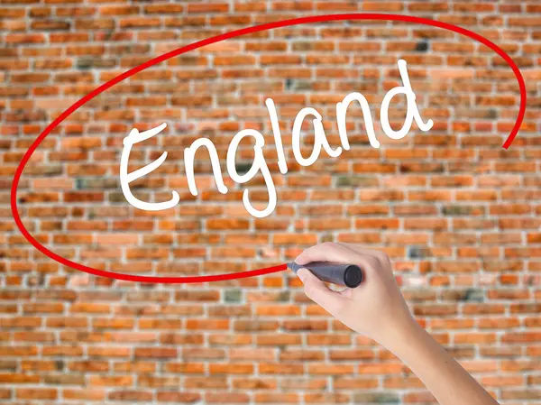 Woman Hand Writing England con marcador negro en pantalla visual — Foto de Stock