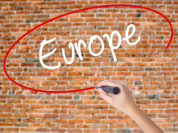 Woman Hand Writing Europe con marcador negro en pantalla visual — Foto de Stock