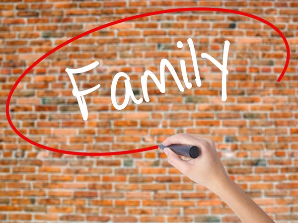Kadın el yazma aile görsel ekranda siyah kalemi ile — Stok fotoğraf