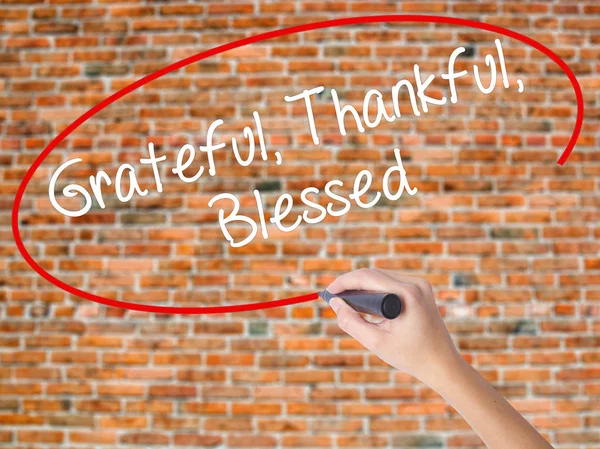 Žena ruční psaní vděčný vděčný požehnaný s černou značkou — Stock fotografie