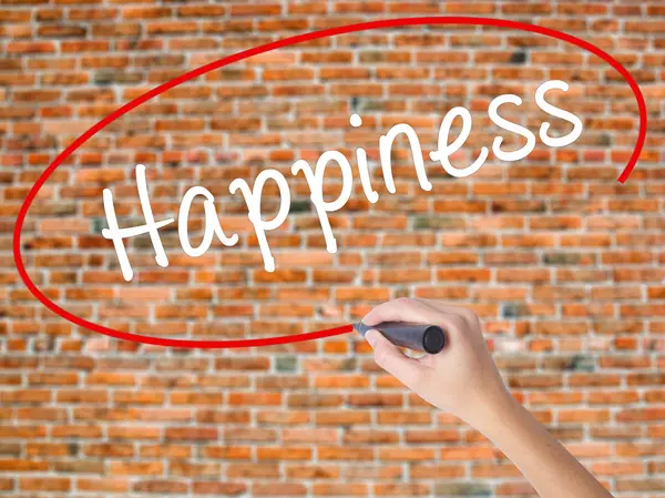 Woman Hand Writing Felicidad con marcador negro en pantalla visual — Foto de Stock