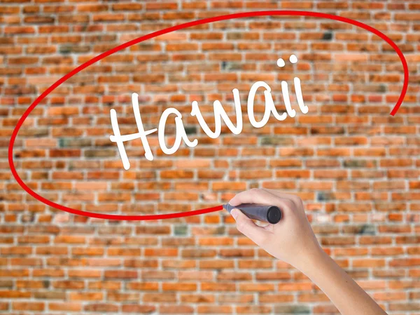 ビジュアル画面に黒のマーカーで女性の手書くハワイ — ストック写真