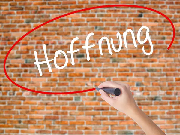 女性の手の書き込み Hoffnung (ドイツ語で希望) 黒のマーカーで — ストック写真