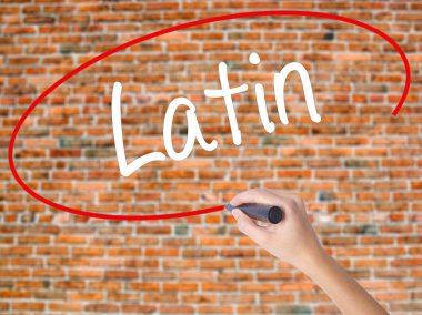 Kadın el yazma kapsamlı bir işaretleyici şeffaf kartı 