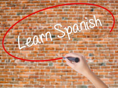 Kadın el yazma kapsamlı bir işaretleyici şeffaf kartı 