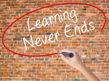 Kadın el yazma kapsamlı bir işaretleyici şeffaf kartı 