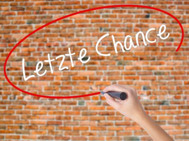 Kadın el yazma kapsamlı bir işaretleyici şeffaf kartı 