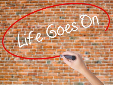 Kadın el yazma kapsamlı bir işaretleyici şeffaf kartı 