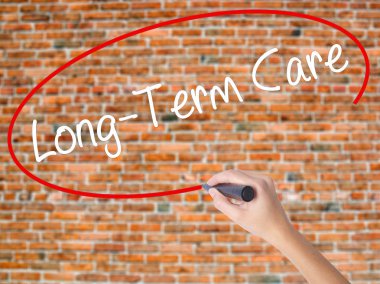 Kadın el yazma kapsamlı bir işaretleyici şeffaf kartı 