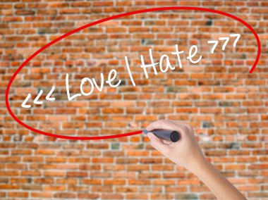 Kadın el yazma kapsamlı bir işaretleyici şeffaf kartı 